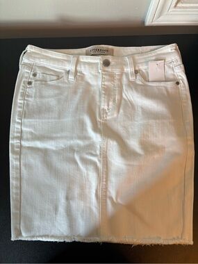 NWT-Size 2 Liverpool White Denim Skirt with Raw Hem✨✨